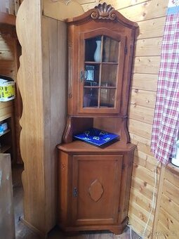 Rohová skříňka z masivu