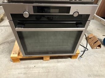 Vestavná trouba AEG
