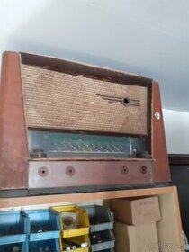 Kostra historického radiopřijímače s neúplynými lampami