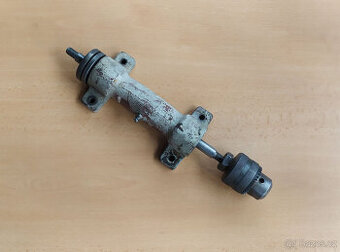 Hřídel z malé stolní pily, brusky, vrtačky a dlabačky