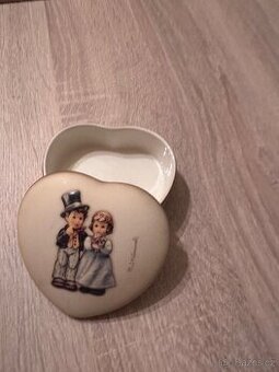 Porcelánová dóza šperkovnice Goebel Hummel – srdce „Svatba“