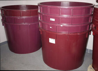 Prodám 1 plastovou káď 1000 l (víno, voda, koupání, ryby)