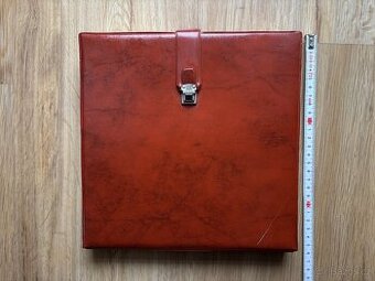 Pouzdro na 12 ks magnetofon. kazet, uvnitř 8 kazet