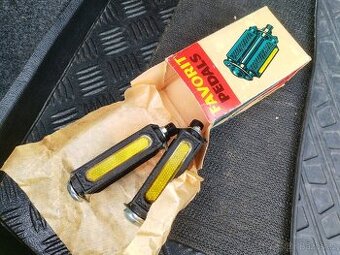 Pedály, originál nepoužité, uloženka