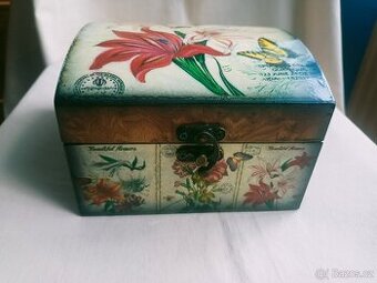 dřevěná krabička s květinovým vzorem