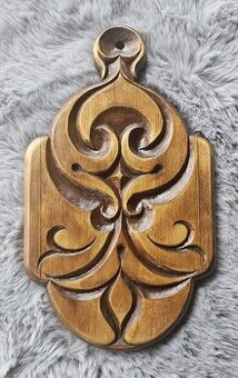 Ručně vyřezávané dřevěné prkénko – Lidové umění z Ukrajiny