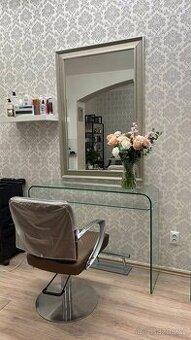 Práce  kadeřnice a manikérka