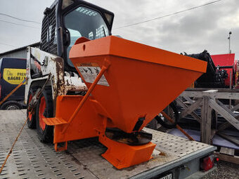 Rozmetadlo soli /posypač/ na šmykový nakladač.