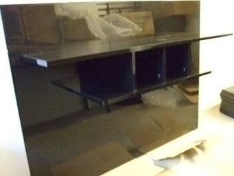 VELKÁ POLICE V KLAVÍRNÍM LAKU