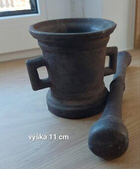 Litinový hmoždíř s tloukem, výška 11 cm