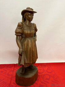 Stará, dřevěná socha, žena v kroji. Rakousko - 1