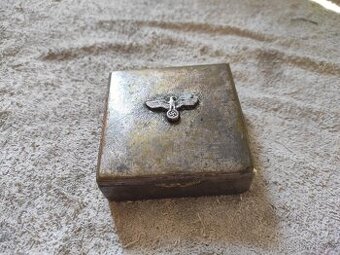 Krabička/poudro Wehrmacht,uvnitř stříbrné šperky