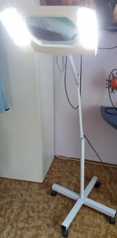 LED světlo s lupou