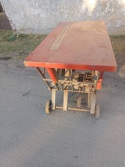 Prodám cirkulárku tovární výroby s podavačem - 1