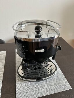 Kávovar Delonghi černý