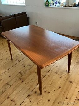 Stůl z masivu, rozkládací