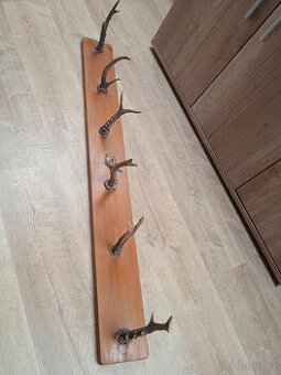 Prodám levně starý věšák se srnčími parůžky