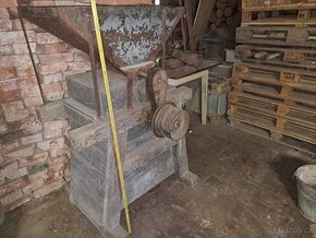 Kamenný šrotovník na obilí, umyvadlo ČKD , krmítko