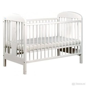 Dětská dřevěná postýlka se žirafou a matrace