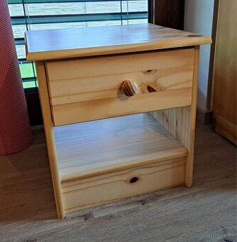 Noční stolek z masivu