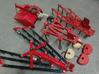 Vari příslušenství,kypřič, brány, závaží, plečka