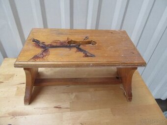 Nabízím staročeskou stoličku. Materiál měkké dřevo. Na renov