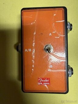 Fender ABY Footswitch (případně Fender 2-Switch ABY Pedal).