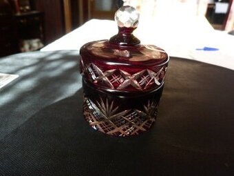 KRÁSNÁ MALÁ BROUŠENÁ DOZIČKA RUBÍNOVÉ SKLO