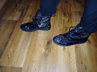 Zateplené flitrové tenisky Reserved