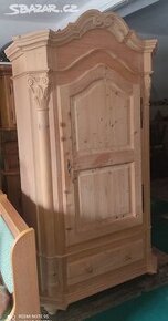 Celo masivní vyřezávaná šatní skříň