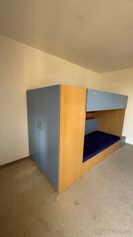 Velká palanda s schodištěm, skříní, šuplíky, peřiňáky, apod.