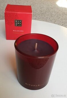 Nová vonná svíčka Rituals The Ritual of Ayurveda