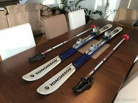 Set lyží Rossignol s hůlkami