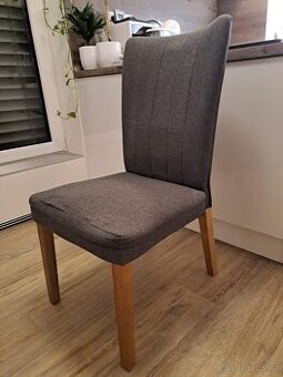 Elegantní šedé židle s dřevěnými nohami