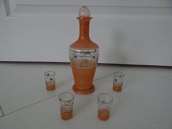 Starožitná skleněná zdobená oranžová karafa se 4 skleničkami