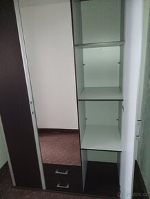 Tří dveřové hnědé skříně - 1