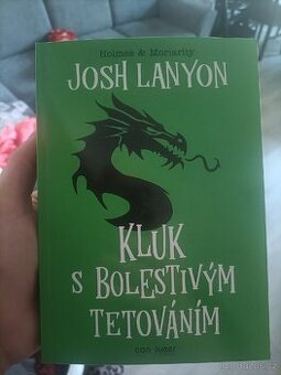 Kluk s bolestivým tetováním