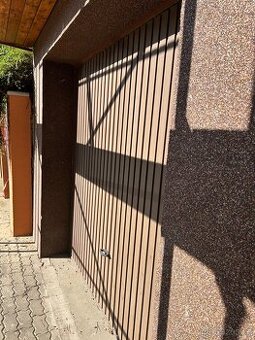 Garážová výklopná vrata s pohonem