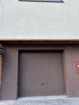 Garážová výklopná vrata s pohonem