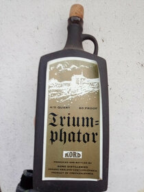 Staré láhve od piva a alkoholu