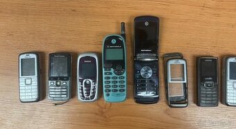 Retro mobilní telefony – 14 kusů + GPS Pioneer