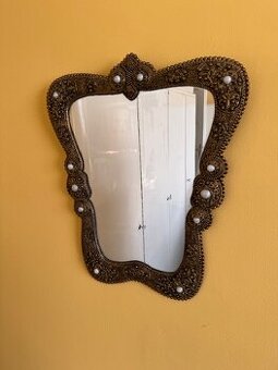 Starožitné zrcadlo ve zdobeném rámu