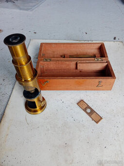 Starý mosazný mikroskop