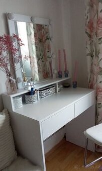 Toaletní-kosmetický stůl-stolek(NOVÝ)+zdarma židle+orchidej