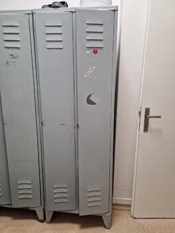 Plechová šatní skříň