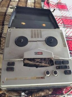 KOTOUČOVÝ MAGNETOFON B42