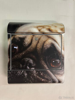 Poštovní schránka s potiskem hlavy mopsíka