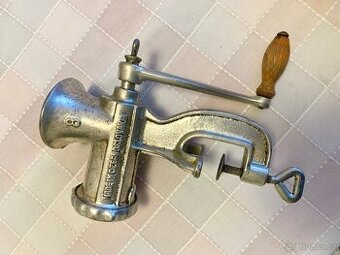 Mlýnek na maso litinový