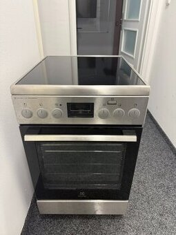 Electrolux trouba s indukční varnou deskou – Air Fry & Steam