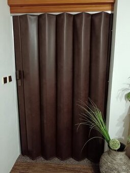 Šoupací dveře kožené